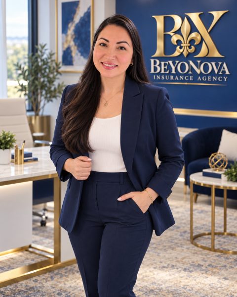 Beatriz en la oficina de BeYoNova Insurance Agency