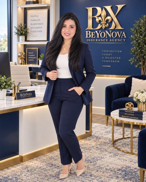 Yoly en la oficina de BeYoNova Insurance Agency